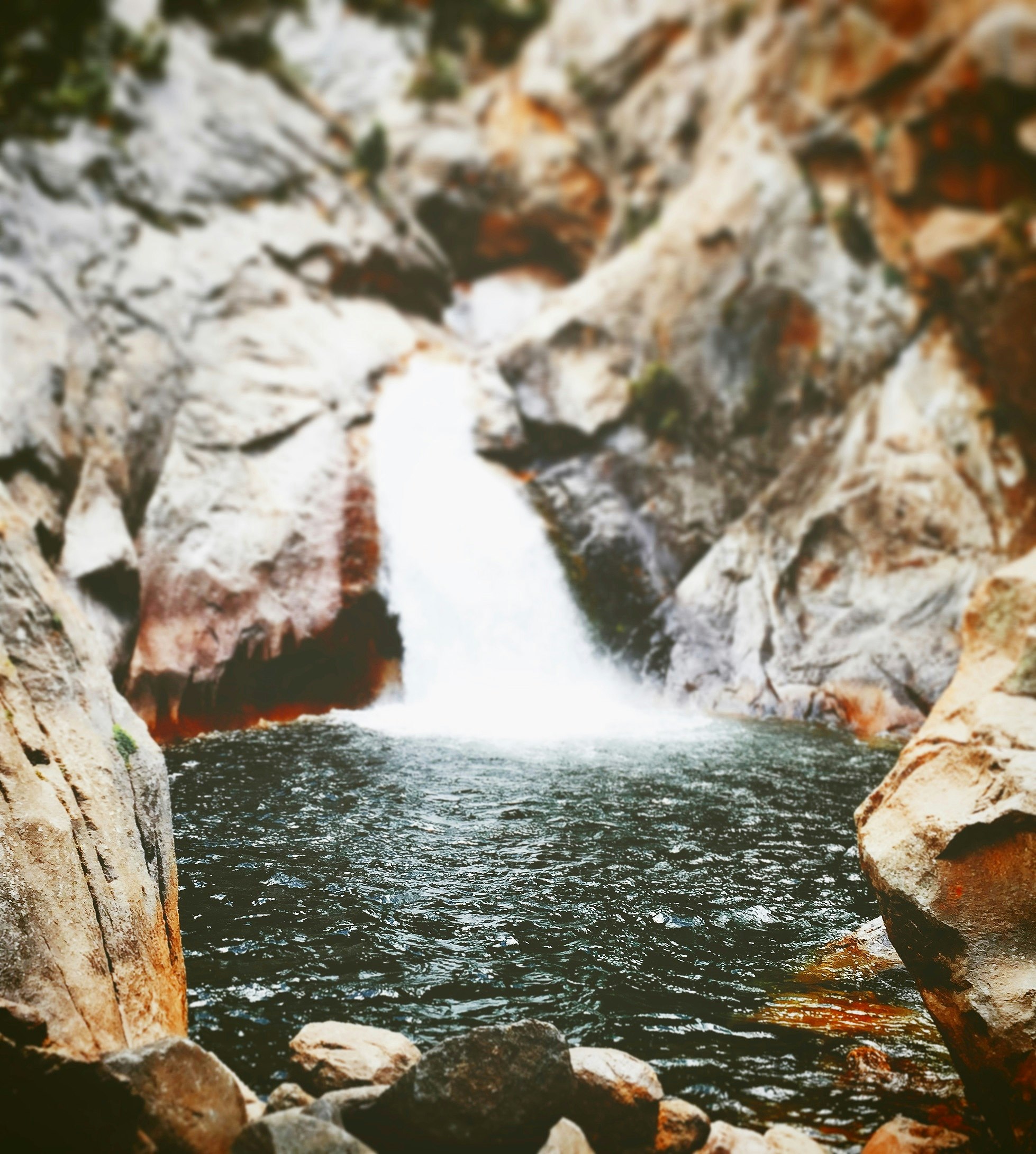 waterfall in shallow focus photography